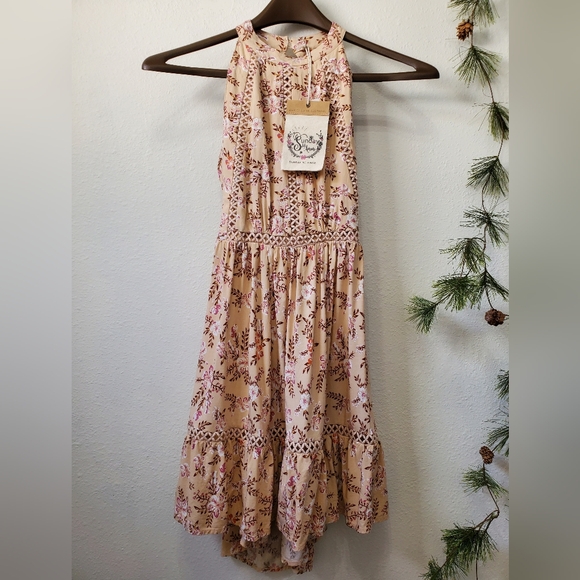 Sunday Mi Amor Dresses & Skirts - NWT Sunday Mi Amor Floral Open Back  Cutout Detail Dress